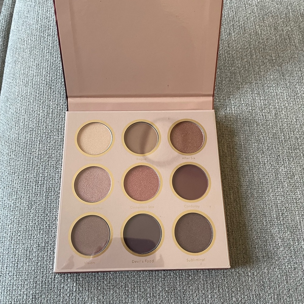 Make up eyeshadow